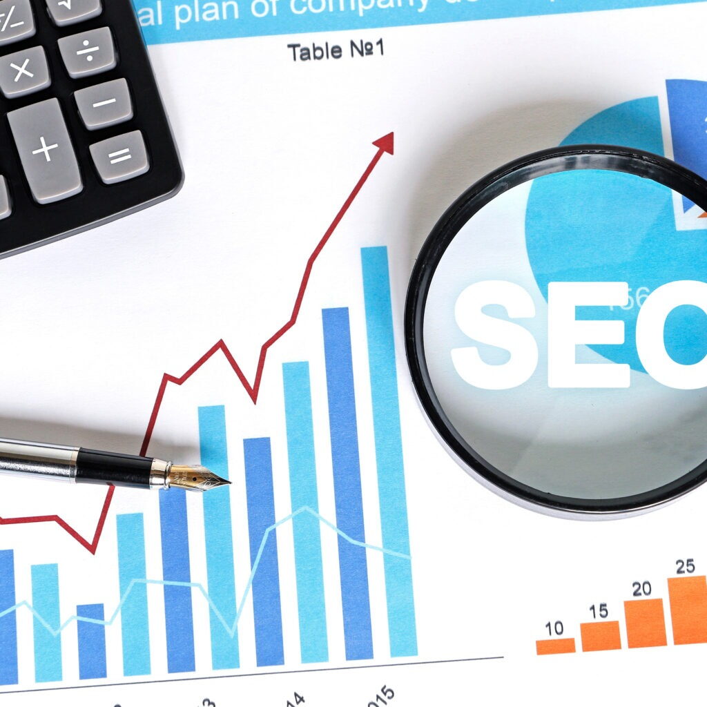 SEO Agentur Berlin – Lupe über Statistik und Taschenrechner
