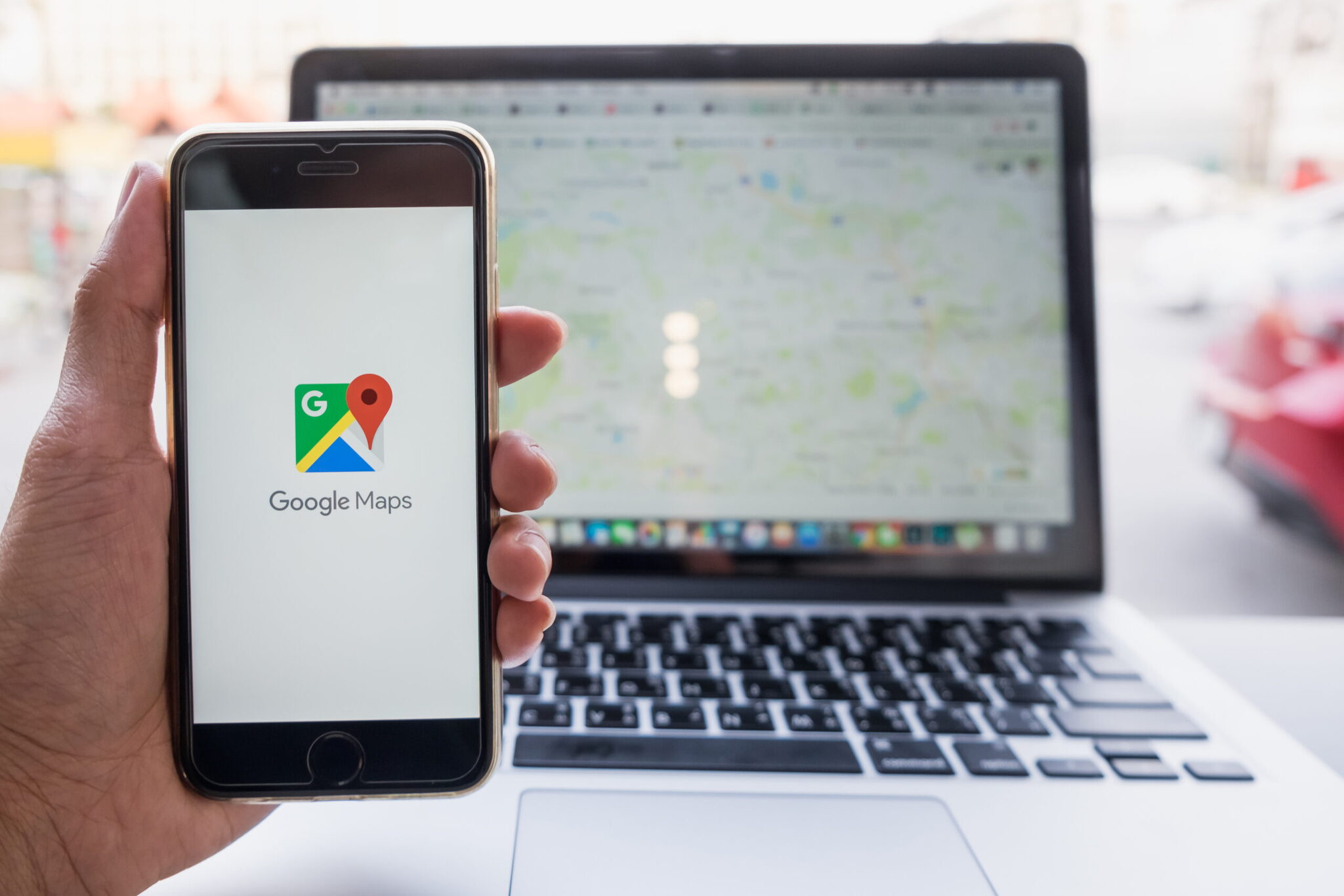 Google My Business Berlin – Smartphone mit Kartenansicht vor einem Notebook