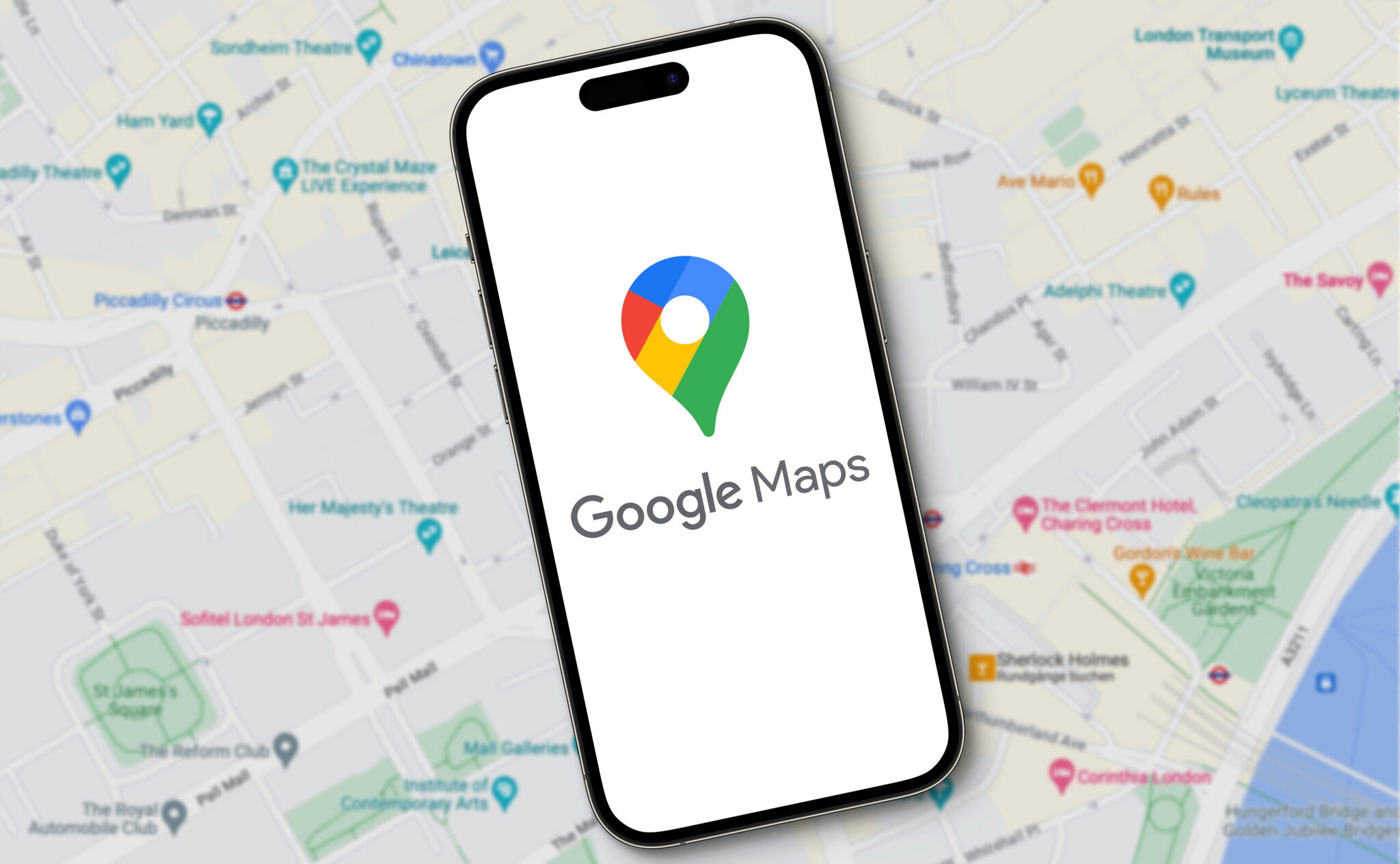 Google Maps Eintrag Berlin – Smartphone mit Kartenapp liegt auf einem Stadtplan