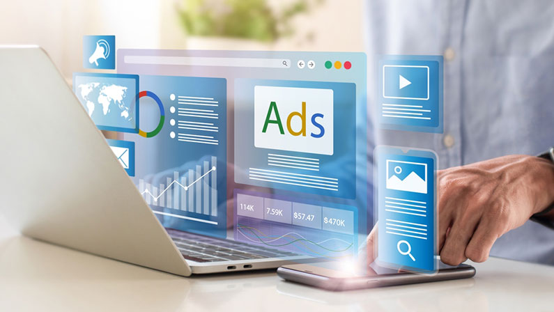 SEO Agentur Berlin Mariendorf – Laptop mit eingeblendeten Werbe- und Statistiksymbolen