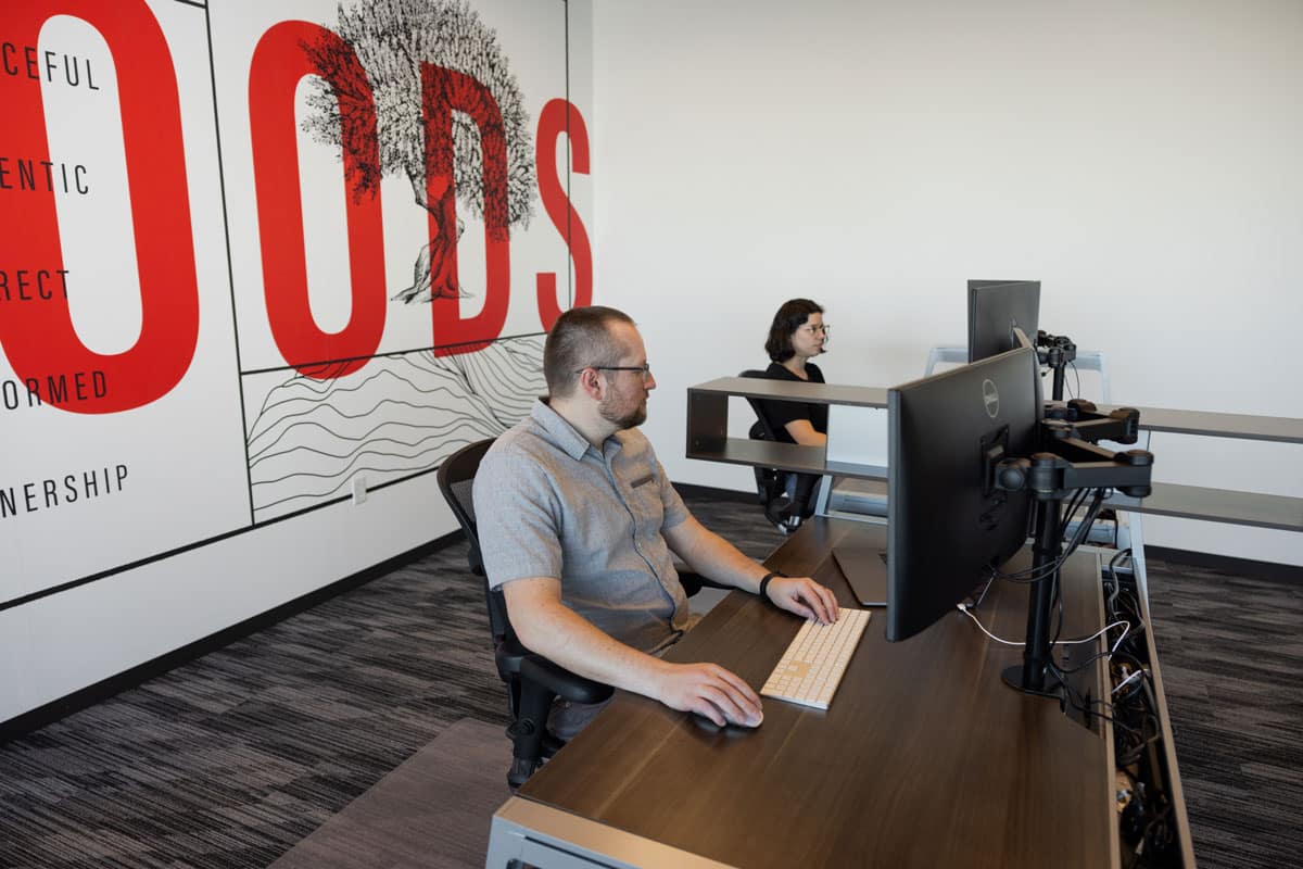 SEO Agentur Berlin Adlershof – Mann arbeitet konzentriert am Monitor in einem Loft-Büro