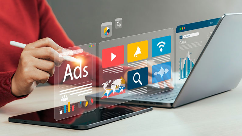 SEO Agentur Berlin Hohenschönhausen – Tablet und Laptop mit digitalen Medien-Icons