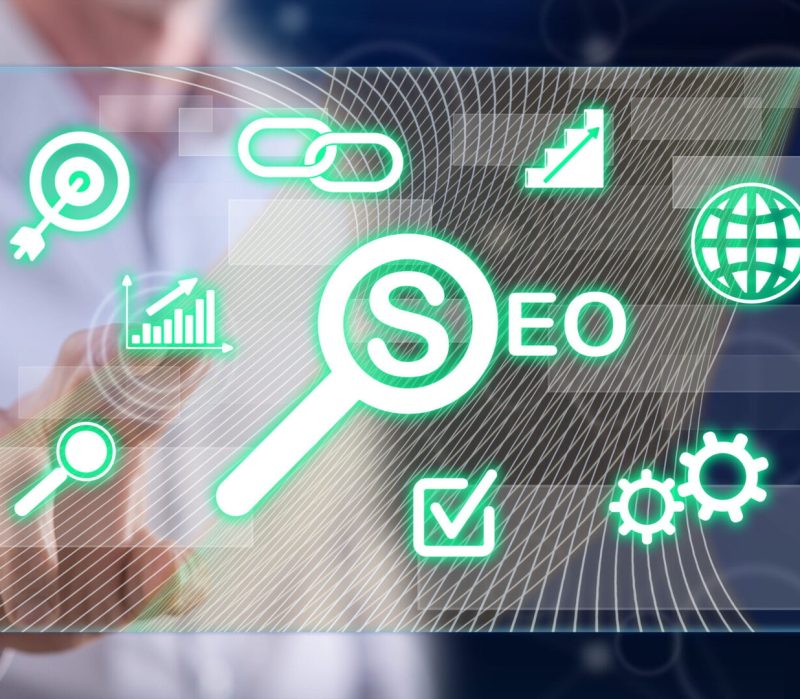 SEO Check – Hand tippt auf virtuelle Symbole